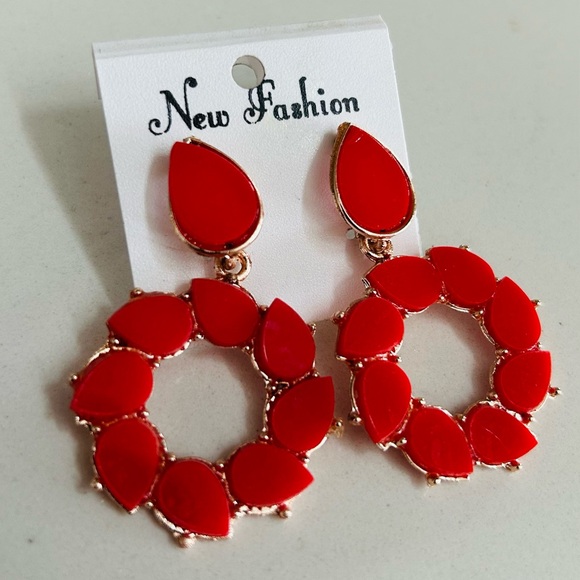 Elegant Red Teardrop Design Beaded Stylish Hoop Fashion Earrings Set 1.75" - Picture 5 of 5